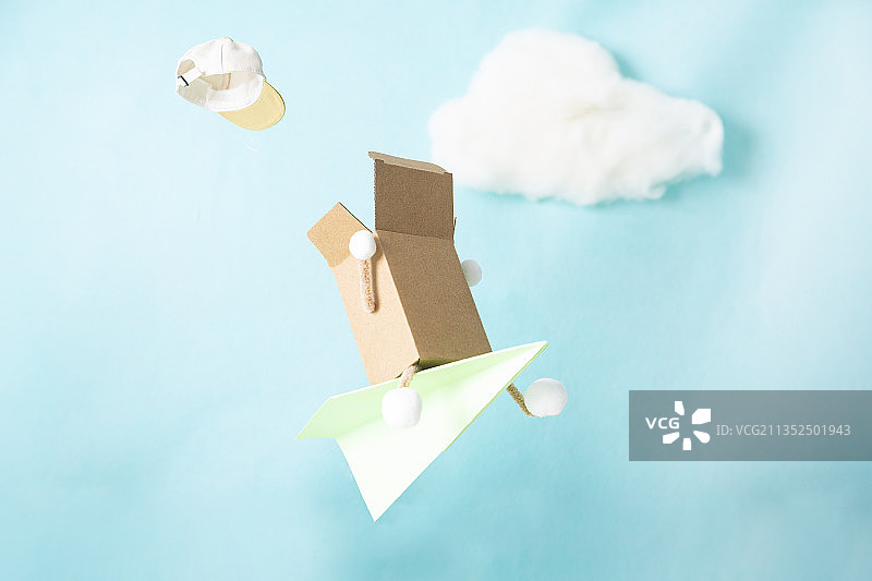 购物节快递员和纸飞机创意静物图片素材