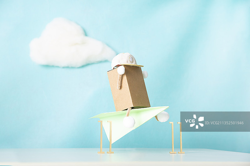 双十一购物节快递员和纸飞机创意静物图片素材