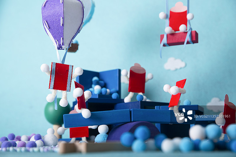 购物节小红包们在卡通游乐园嬉戏玩耍创意静物图片素材