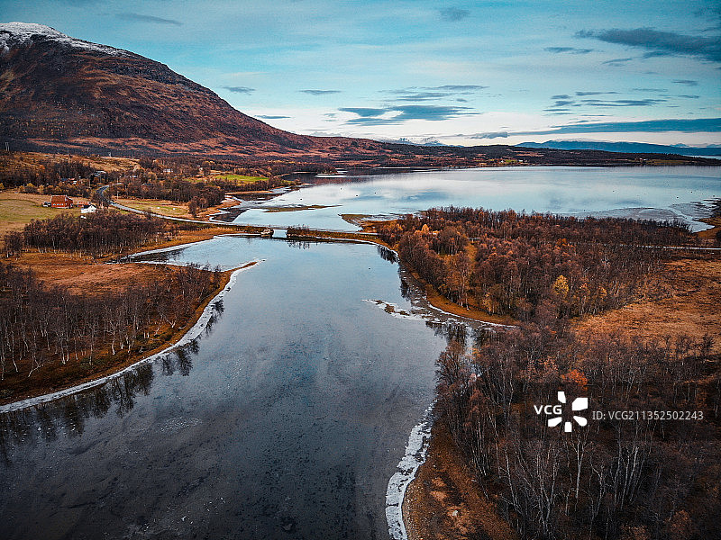 挪威北欧欧洲北极圈寒带深秋航拍大疆湖泊大西洋落叶俯拍无人机图片素材