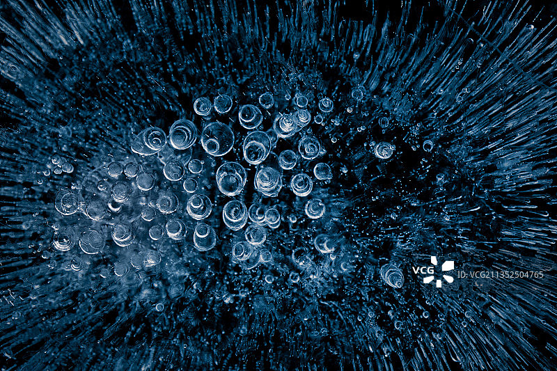 冰块中有无数个气泡图片素材