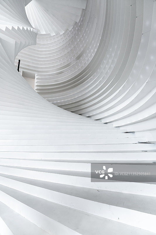 白色旋转楼梯建筑空间图片素材