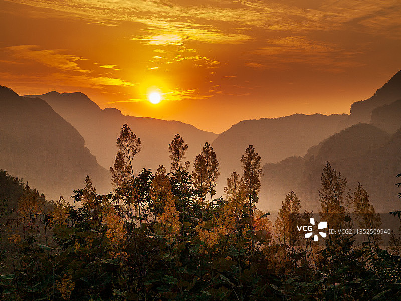 白云山落日图片素材