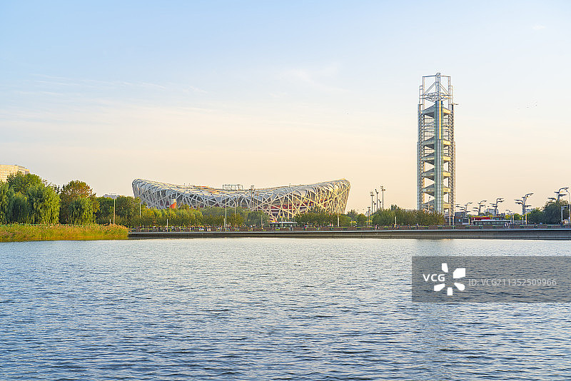 中国北京奥林匹克公园的鸟巢和玲珑塔图片素材