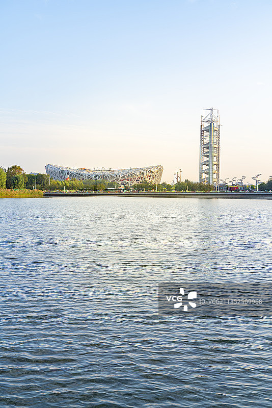 中国北京奥林匹克公园的鸟巢和玲珑塔图片素材