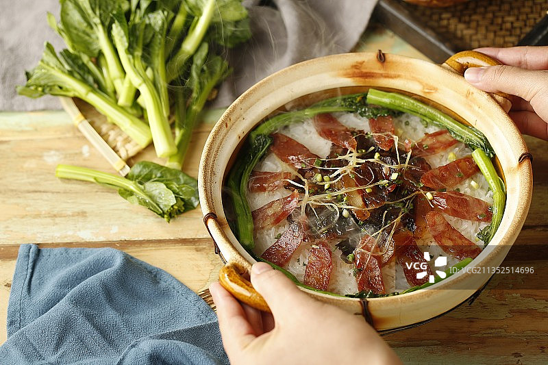 广式腊味煲仔饭、香港饮食文化、烧鸭、中国美食、广东美食图片素材