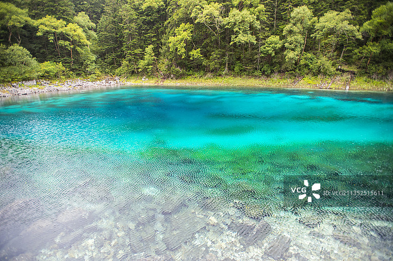 四川省阿坝藏族羌族自治州九寨沟县九寨沟五彩池风光图片素材