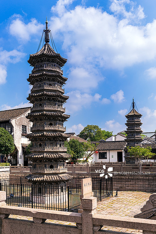 上海南翔老街双塔晴空万里图片素材