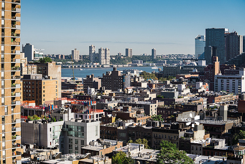 含哈德逊河的纽约城区一角图片素材