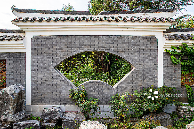 园林中带扇形结构的墙图片素材