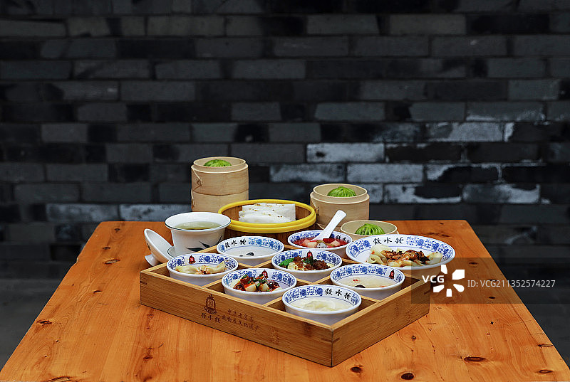 一套成都小吃和盖碗茶等待品尝图片素材