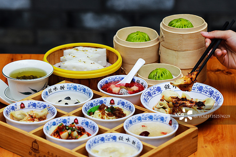 从丰富的成都小吃套餐里夹起一个红油水饺来图片素材