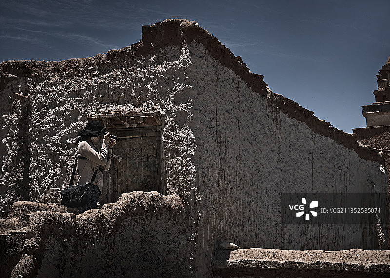 隐身于托林寺的摄影师图片素材