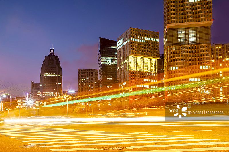 城市街道车流光影轨迹夜景图片素材