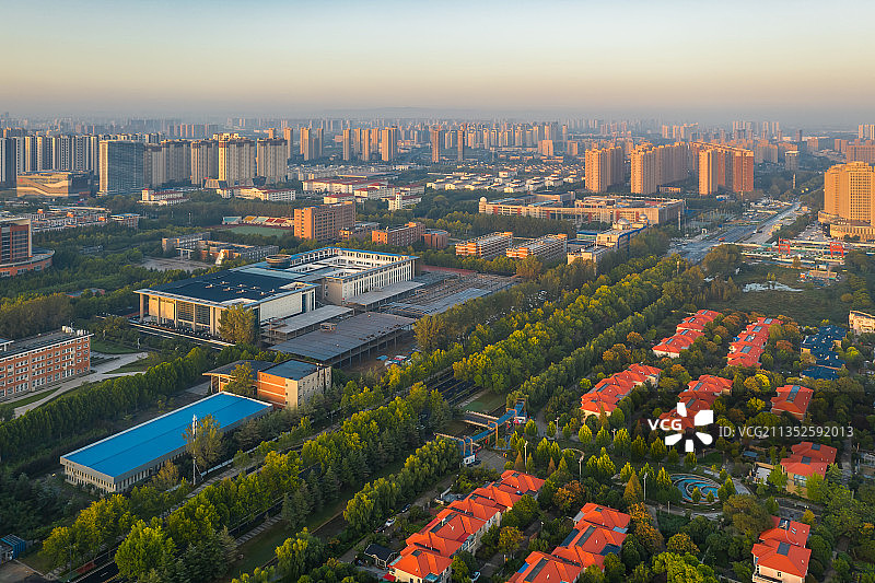 河南郑州师范学院夏季早晨户外风光航拍视角图片素材