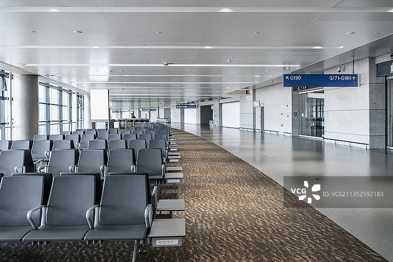 上海虹桥机场航站楼旅客候机等候区座椅图片素材