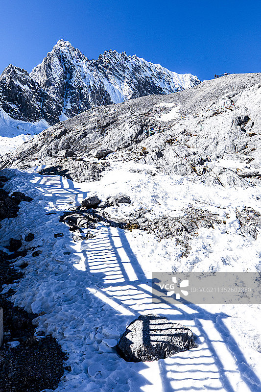 登顶雪山的栈道图片素材