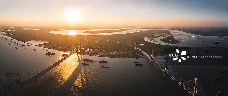 岳阳洞庭湖入江口与杭瑞高速大桥图片素材
