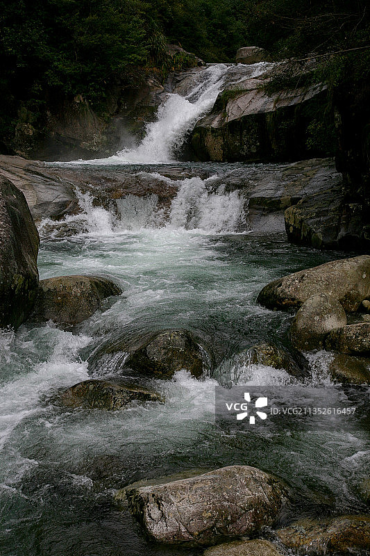 深山里的清泉石上流图片素材