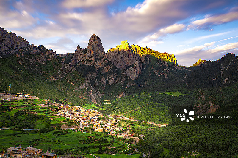 航拍甘肃甘南迭部县扎尕那景区图片素材