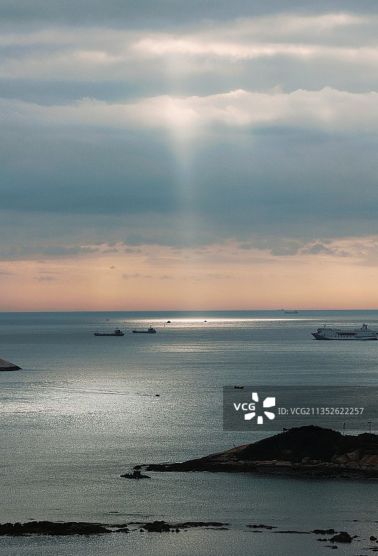 一缕阳光照碧海图片素材