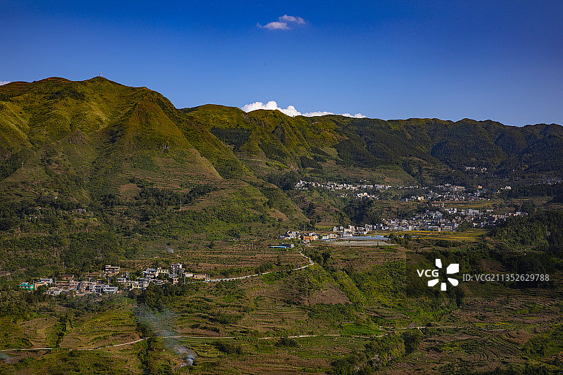 2021年10月2日，秋收后的中国贵州六盘水盘州市新民万亩梯图片素材