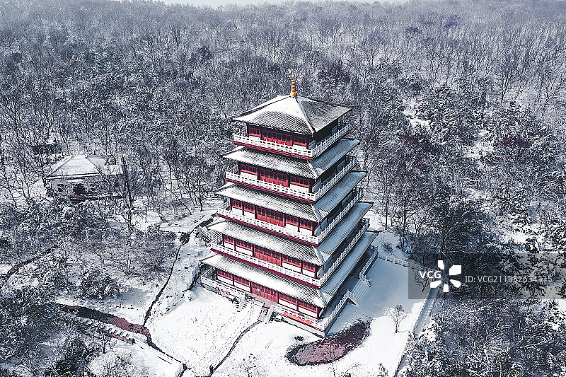 雪覆观景峰+安徽省宿州市萧县官桥镇皇藏峪国家森林公园图片素材