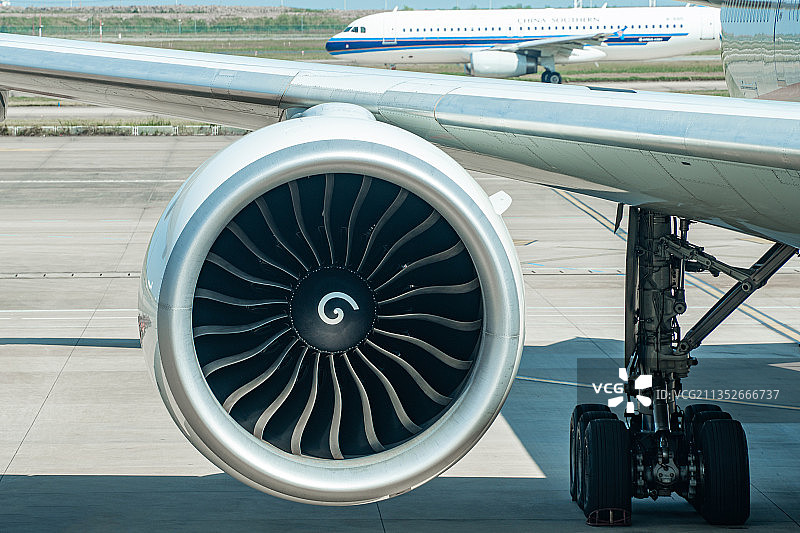 上海浦东机场飞机发动机局部图片素材