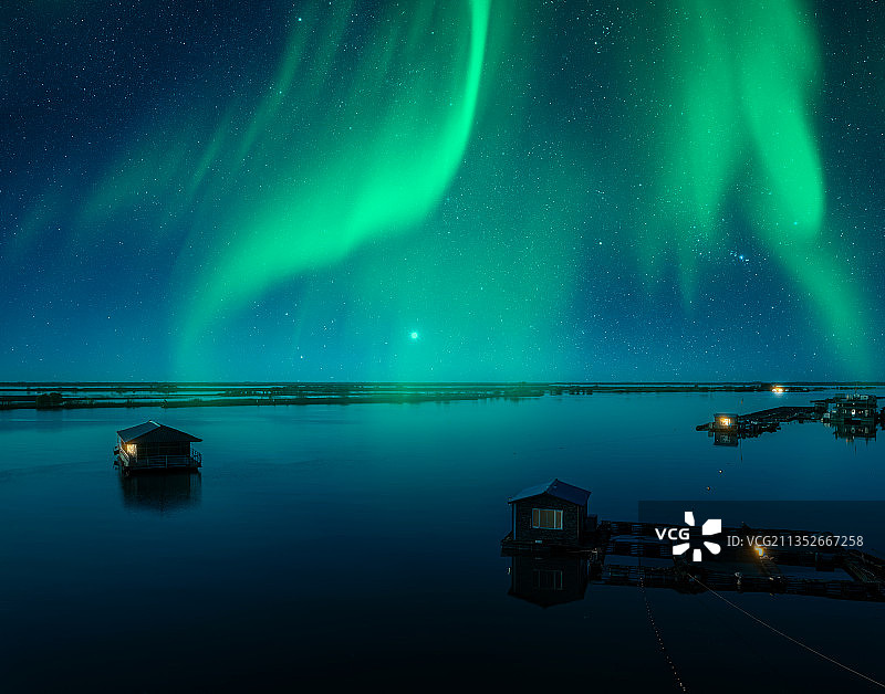 北欧小镇极光星空图片素材