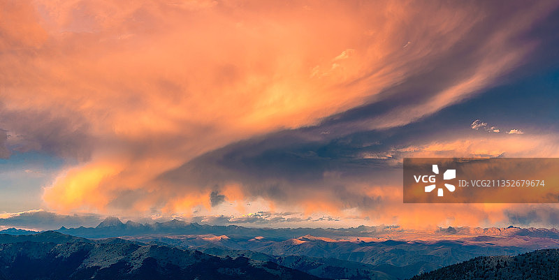 川西高原的日落风暴图片素材