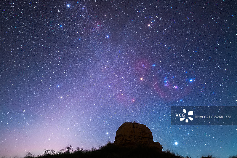 宁夏哈巴湖大明墩长城遗址与冬季银河与黄道光图片素材