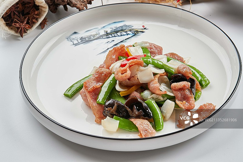 白色瓷盘装的铁板和牛月色小炒图片素材