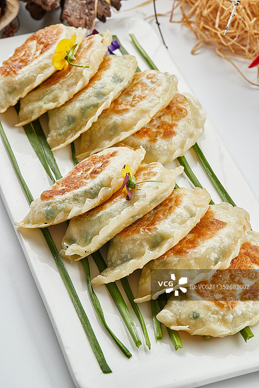 白色瓷盘装的韭菜素盒子图片素材