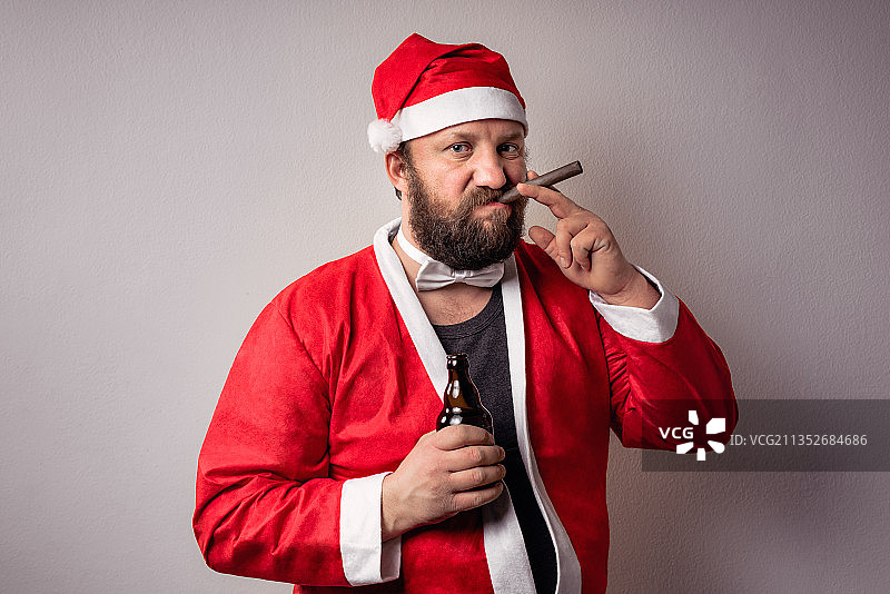 男子在灰色背景下吸烟的肖像图片素材