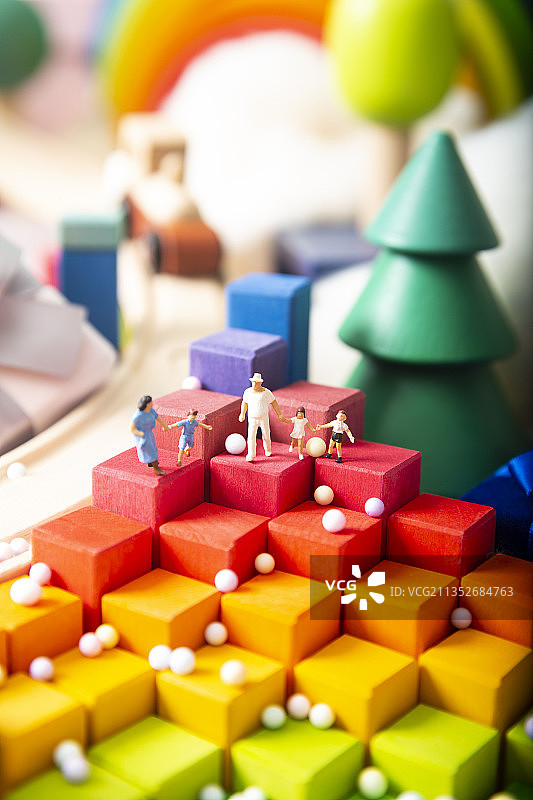 人偶一家人在卡通游乐园里创意静物图片素材