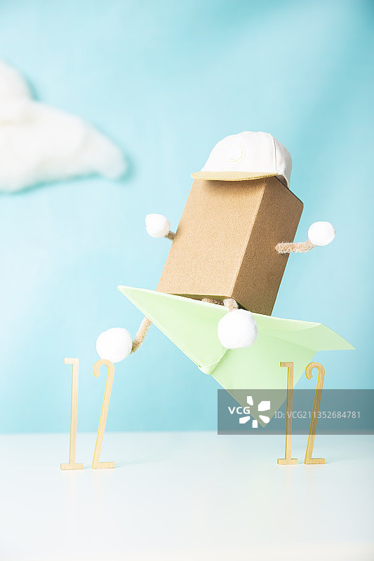 双十二购物节快递员和纸飞机创意静物图片素材