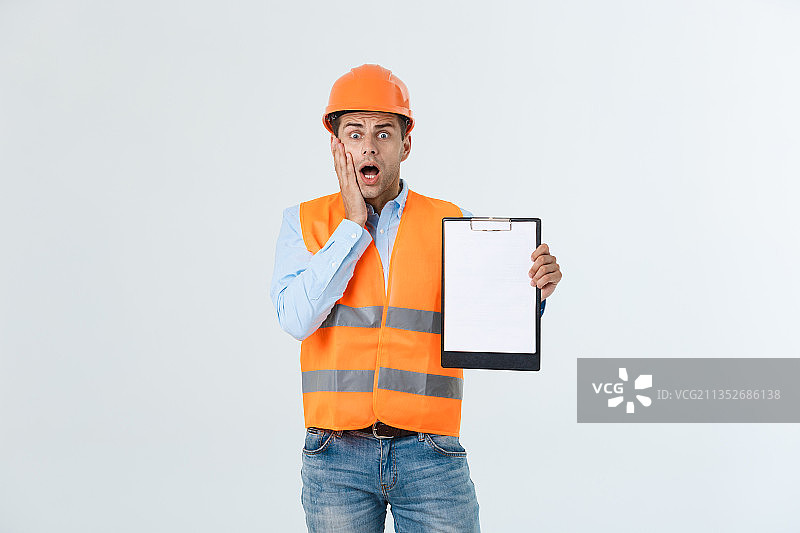 建筑师拿着蓝图，白色背景前站立图片素材