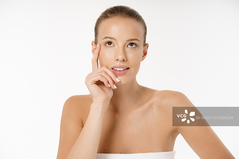 白色背景前的年轻女子特写图片素材