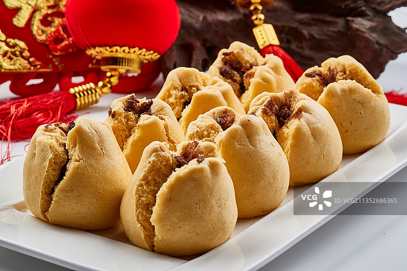 精美餐具装的糜子面豆馅开花黄馍馍图片素材