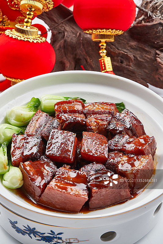 精美餐具装的传统红烧肉图片素材