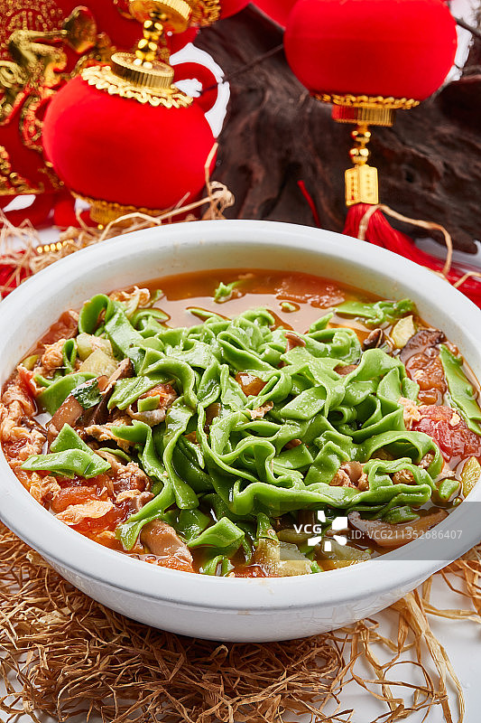 精美瓷餐具装的腊肉菠菜面图片素材