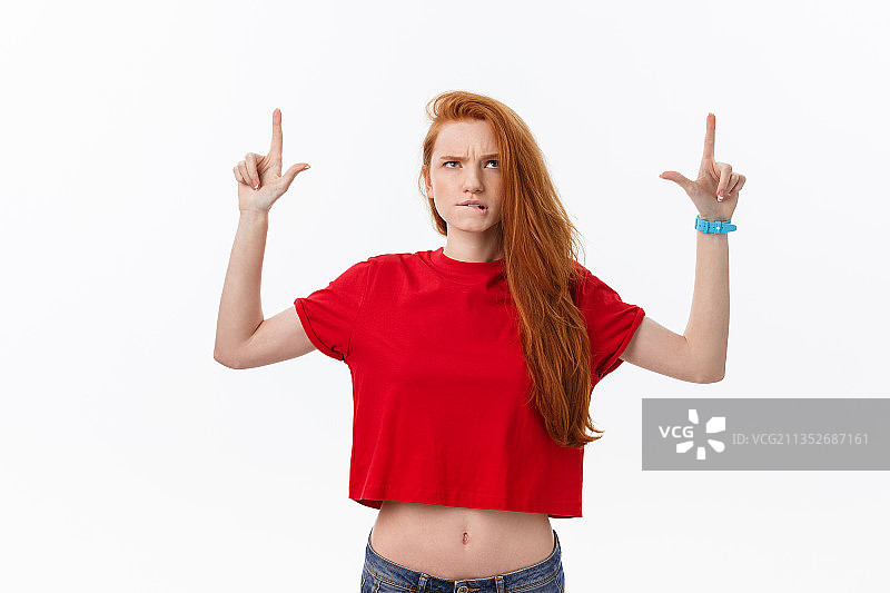 在白色背景下手势的年轻女子图片素材