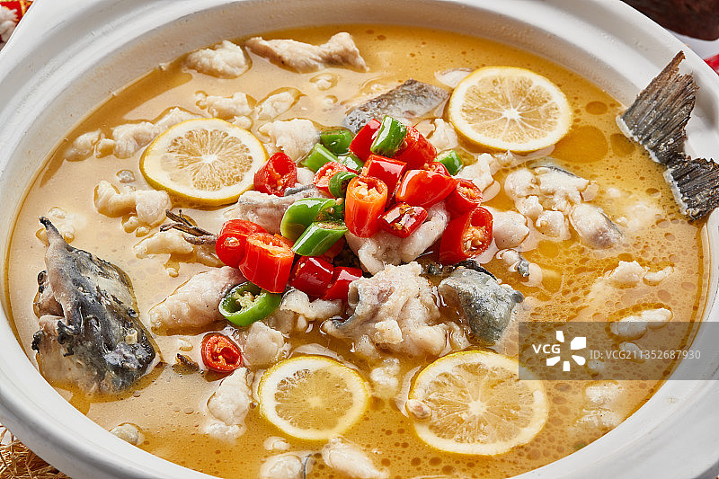 白色砂锅装的酸汤草鱼图片素材