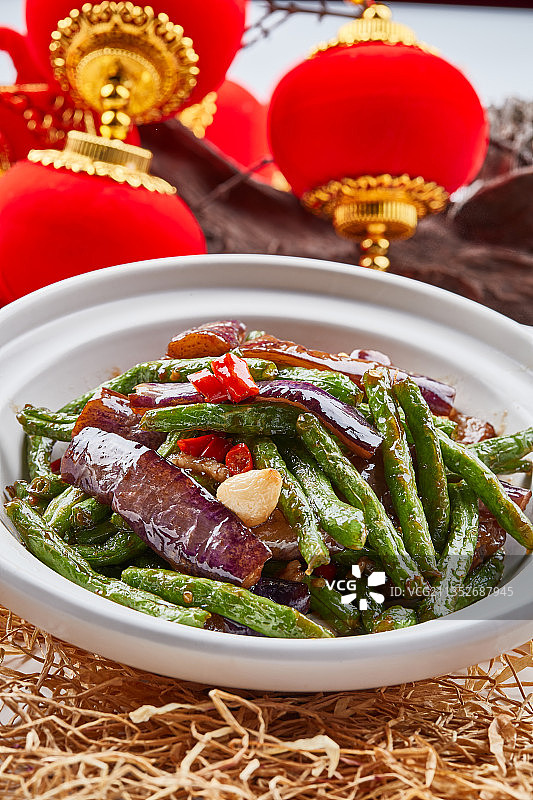 白色砂锅装的豆角茄子煲图片素材