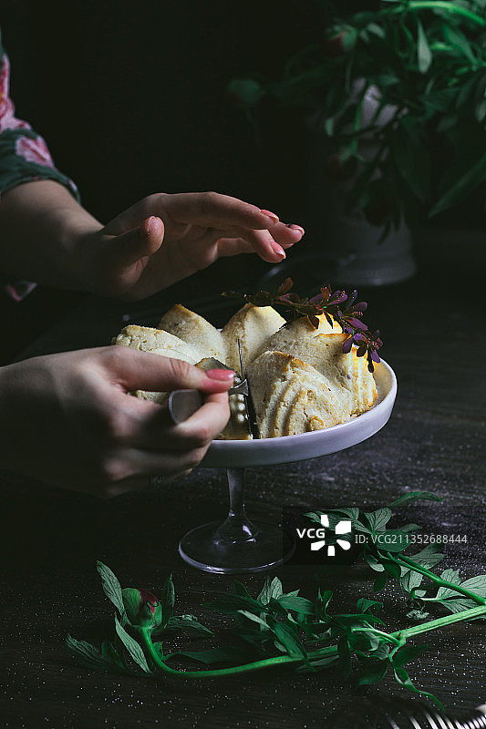 在厨房准备食物的女人图片素材