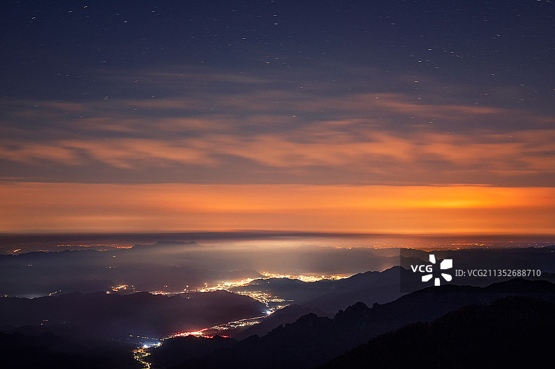 薄雾笼罩下的才城镇图片素材