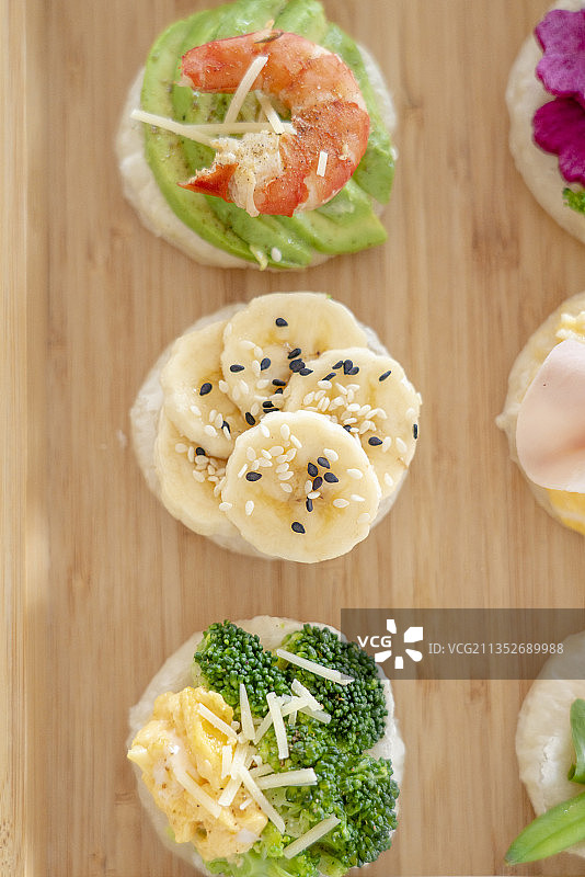 品种繁多的幼儿花式果蔬海鲜一口酥图片素材