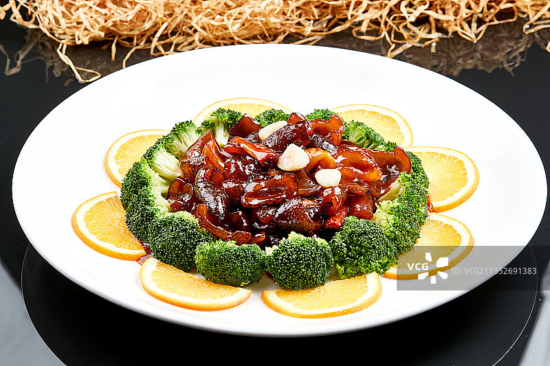 白色瓷盘装的酱爆海参图片素材