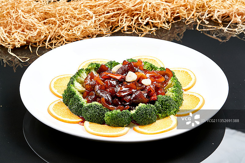 白色瓷盘装的酱爆海参图片素材