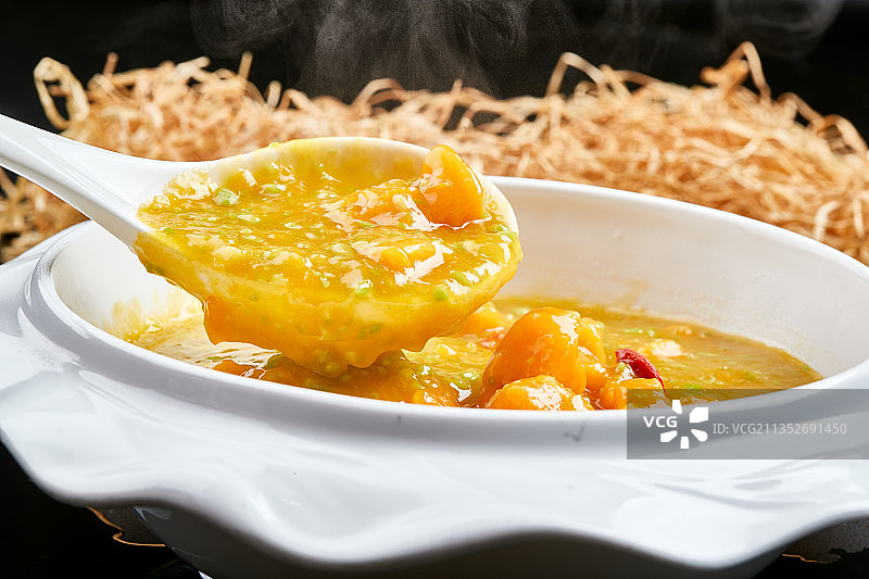 白色瓷餐具装的浓香青豆金米南瓜羹图片素材